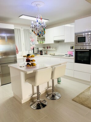 Een koelkast, een microgolfoven, een oven, een kookplaat