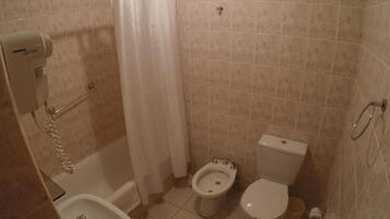 Combined shower/tub, hair dryer, bidet, towels