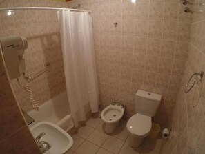 Combined shower/tub, hair dryer, bidet, towels - Hotel Ariel (El Calafate)