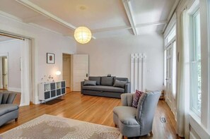 TV, offices - The Hummingbird Retreat - Walkable to Shops & Food (Nashville)