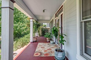 Terrace/patio - The Hummingbird Retreat - Walkable to Shops & Food (Nashville)