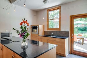 Réfrigérateur, four à micro-ondes, un four, surface de cuisson