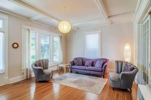 TV, offices - The Hummingbird Retreat - Walkable to Shops & Food (Nashville)