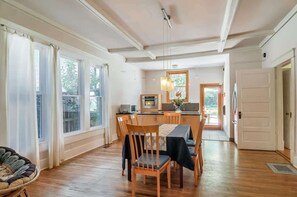 Dining - The Hummingbird Retreat - Walkable to Shops & Food (Nashville)