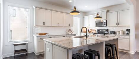 Kylskåp, mikrovågsugn, ugn och spishäll