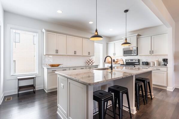 Fridge, microwave, oven, stovetop - The Gibson - Only 5 Minutes from Downtown (Nashville)