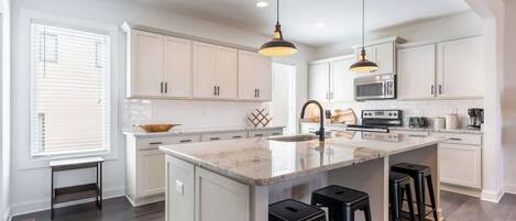 Frigorífic, microones, forn i placa de cuina