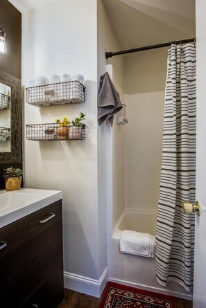 Secador de cabelo, toalhas de banho