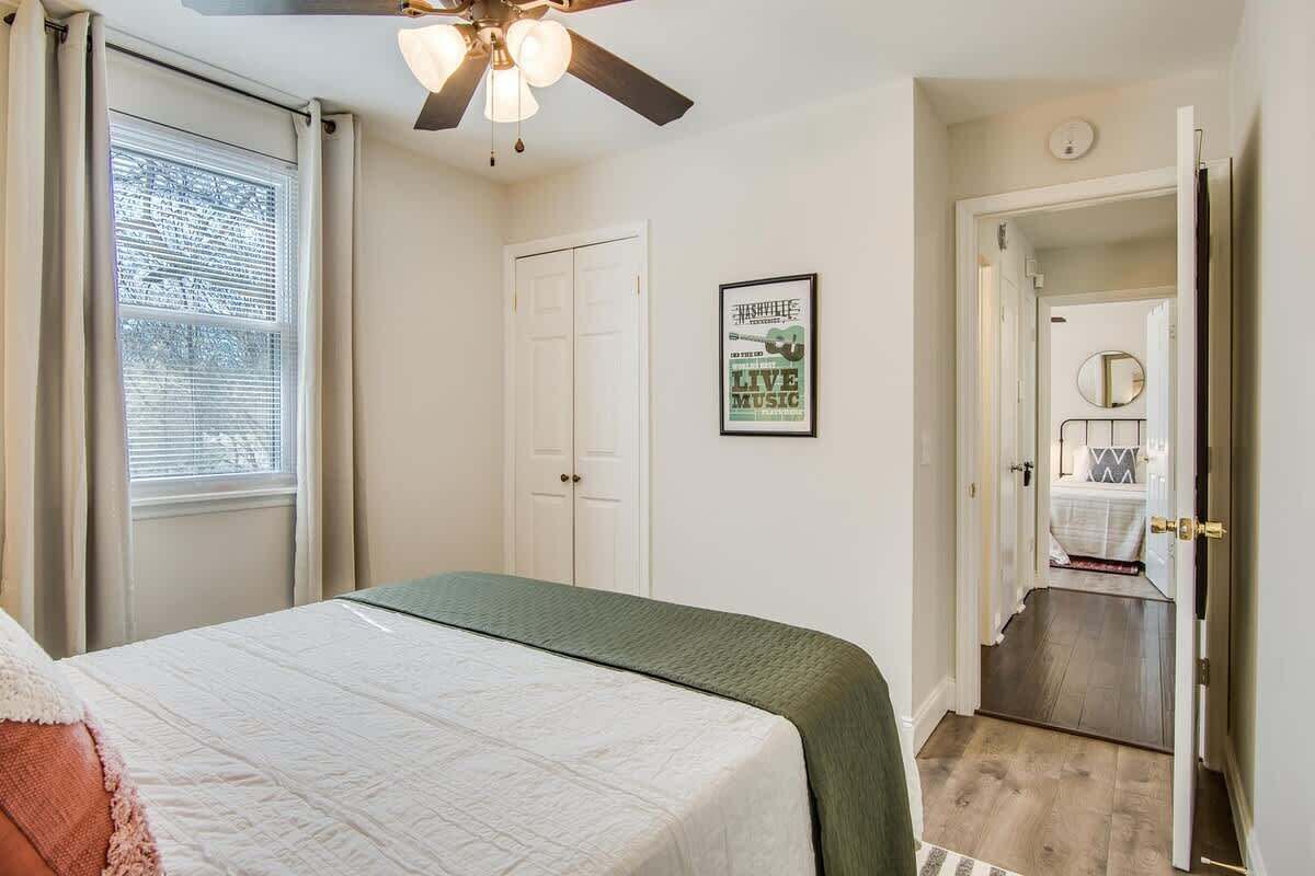 3 quartos, escrivaninha, ferros/tábuas de passar roupa