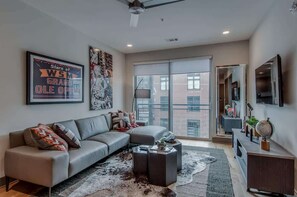 TV - The Houston Flat - Monthly Furnished Rental (Nashville)
