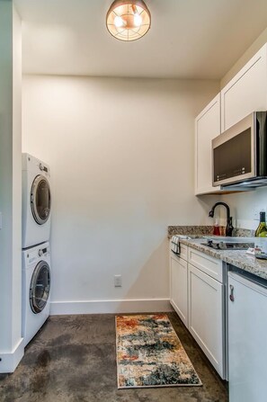 ثلاجة، ميكروويف، موقد طهي مسطح، ماكينة لصنع القهوة/الشاي