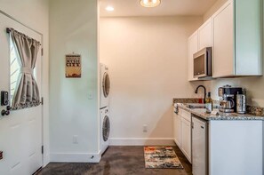 ثلاجة، ميكروويف، موقد طهي مسطح، ماكينة لصنع القهوة/الشاي