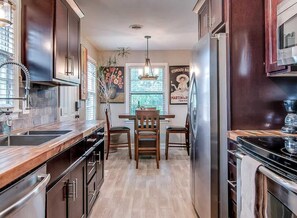 Fridge, microwave, oven, stovetop - The Musician's Cottage (Nashville)