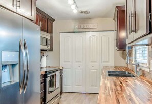 Fridge, microwave, oven, stovetop - The Musician's Cottage (Nashville)