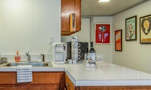 Kühlschrank, Mikrowelle, Wasserkocher mit Kaffee-/Teezubehör