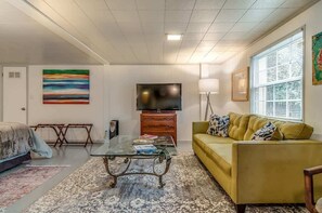 TV - The Berrywood - Walkable Studio in East Nashville (Nashville)