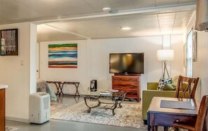 TV - The Berrywood - Walkable Studio in East Nashville (Nashville)