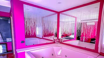 Romantic Double Room, 1 King Bed, Bathtub | Private spa tub