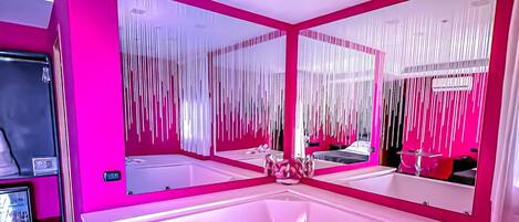 Kamar Double Romantis, 1 Tempat Tidur King, bathtub | Bathtub spa pribadi