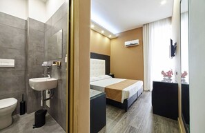 Premium bedding, down duvets, memory-foam beds, in-room safe - Sweet Central Hotel (Caserta)