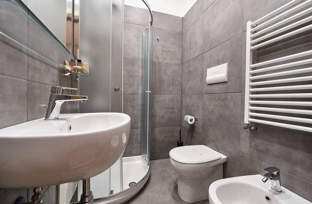 Douche, douche à « effet pluie », articles de toilette gratuits