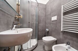 Shower, rainfall showerhead, free toiletries, hair dryer - Sweet Central Hotel (Caserta)