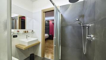 Romantisches Doppelzimmer, 1 King-Bett, Badewanne | Badezimmer | Dusche, Regendusche, kostenlose Toilettenartikel, Haartrockner