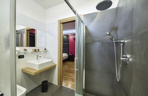Romantic Double Room, 1 King Bed, Bathtub | Bathroom - Sweet Central Hotel (Caserta)