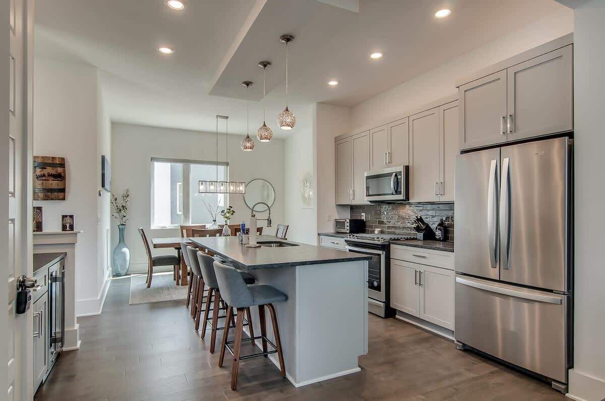 Refrigerador, microondas, horno y parrilla de estufa 