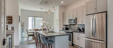 Refrigerador, microondas, horno y parrilla de estufa