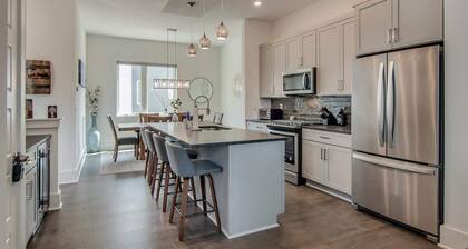 The East Side Vibe - Spacious Home in Great