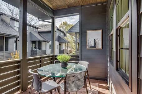 Outdoor dining. The Marigold - Walkable to Food and Shops