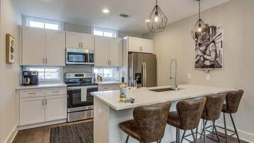 Kjøleskap, mikrobølgeovn, ovn og kokeplater