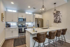 Køleskab, mikrobølgeovn, ovn, kogeplade