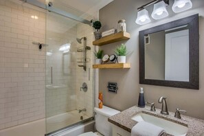 Shower, hair dryer - The Emmy Lou - Monthly Furnished Rental (Nashville)