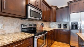 Jääkaappi, mikroaaltouuni, uuni, liesi