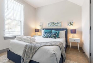 3 bedrooms, iron/ironing board, free WiFi, bed sheets - The National (Nashville)