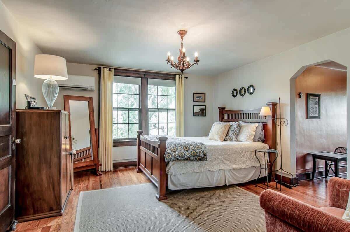 5 bedrooms, iron/ironing board, free WiFi, bed sheets