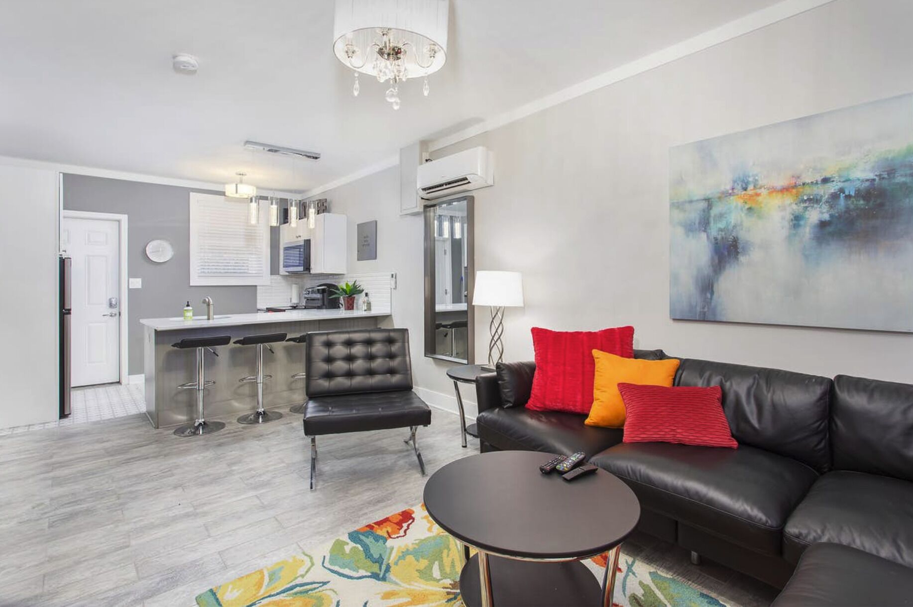 Urban Trilogy #2 - Cute Condo Walkable to Downtown