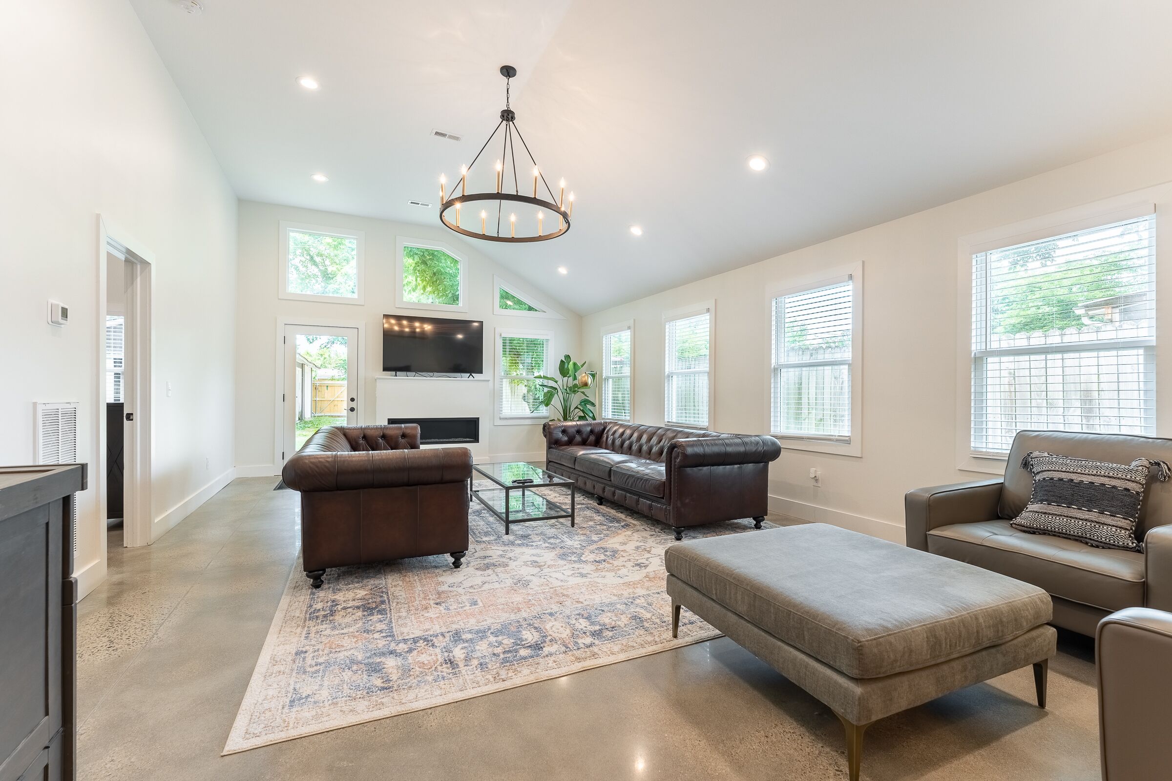 The Forrester - Monthly Rental Less than 3 Miles from Downtown!