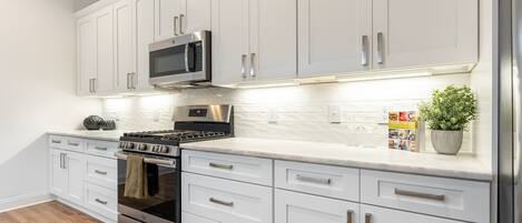 Réfrigérateur, micro-ondes, four, plaque de cuisson