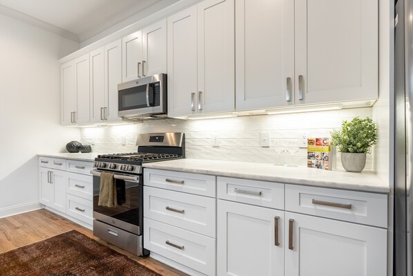 冷蔵庫、電子レンジ、オーブン、コンロ