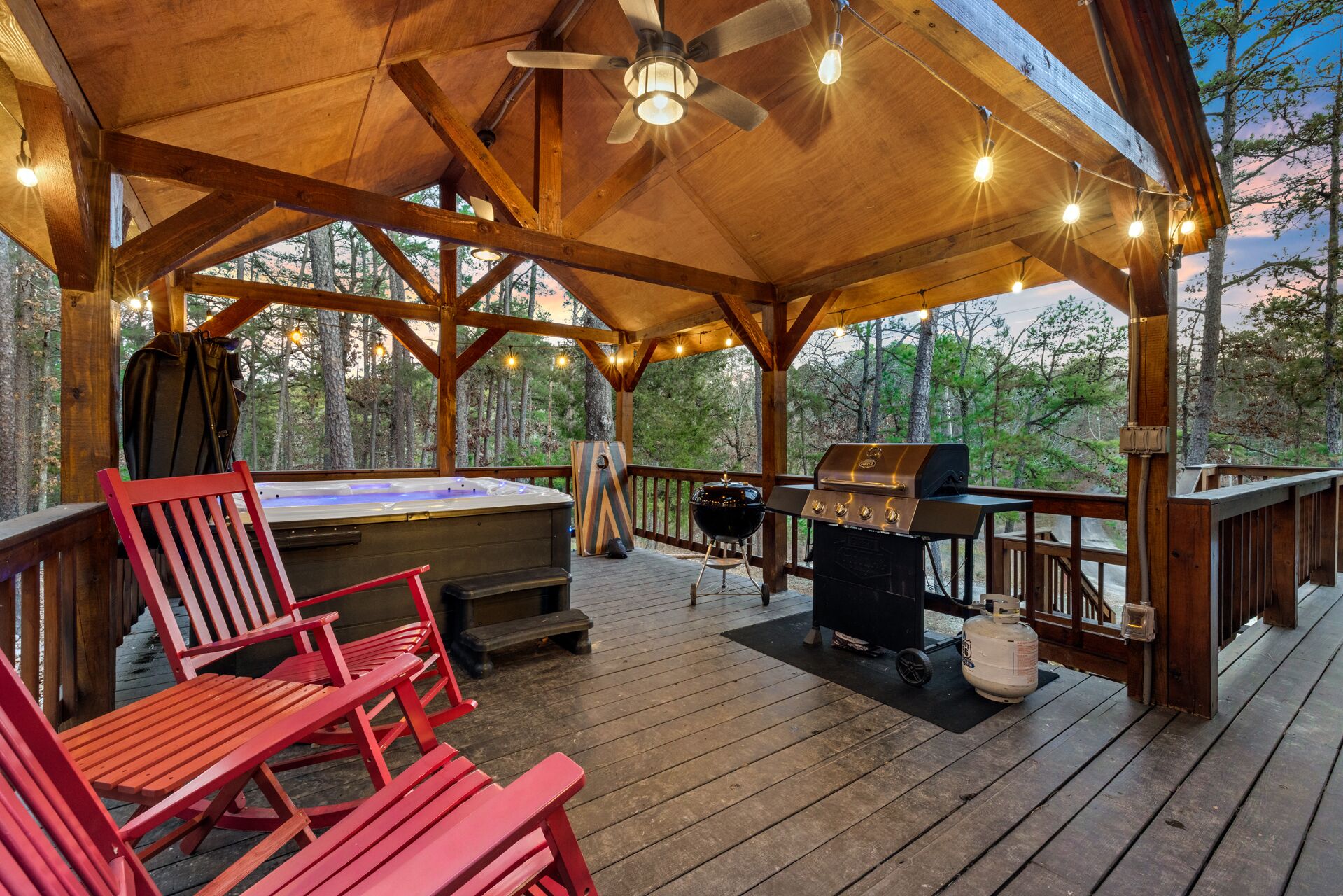 Location!~Hot Tub~FirePit~Arcade~DogFriendly