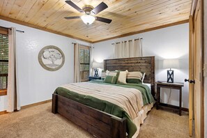 3 bedrooms, free WiFi, bed sheets - Location!~DogFriendly~Hot Tub~FirePit~Arcade (Broken Bow)