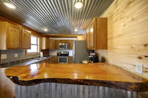 Fridge, microwave, oven, stovetop - Location!~DogFriendly~Hot Tub~FirePit~Arcade (Broken Bow)