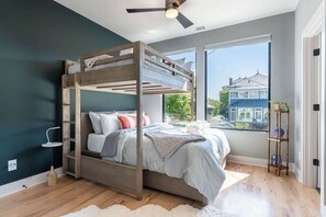 4 soverom, strykejern/-brett, wi-fi (inkludert) og sengetøy