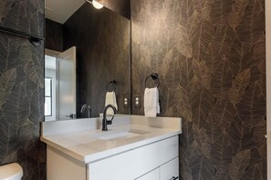 Douche, sèche-cheveux, serviettes fournies, shampoing