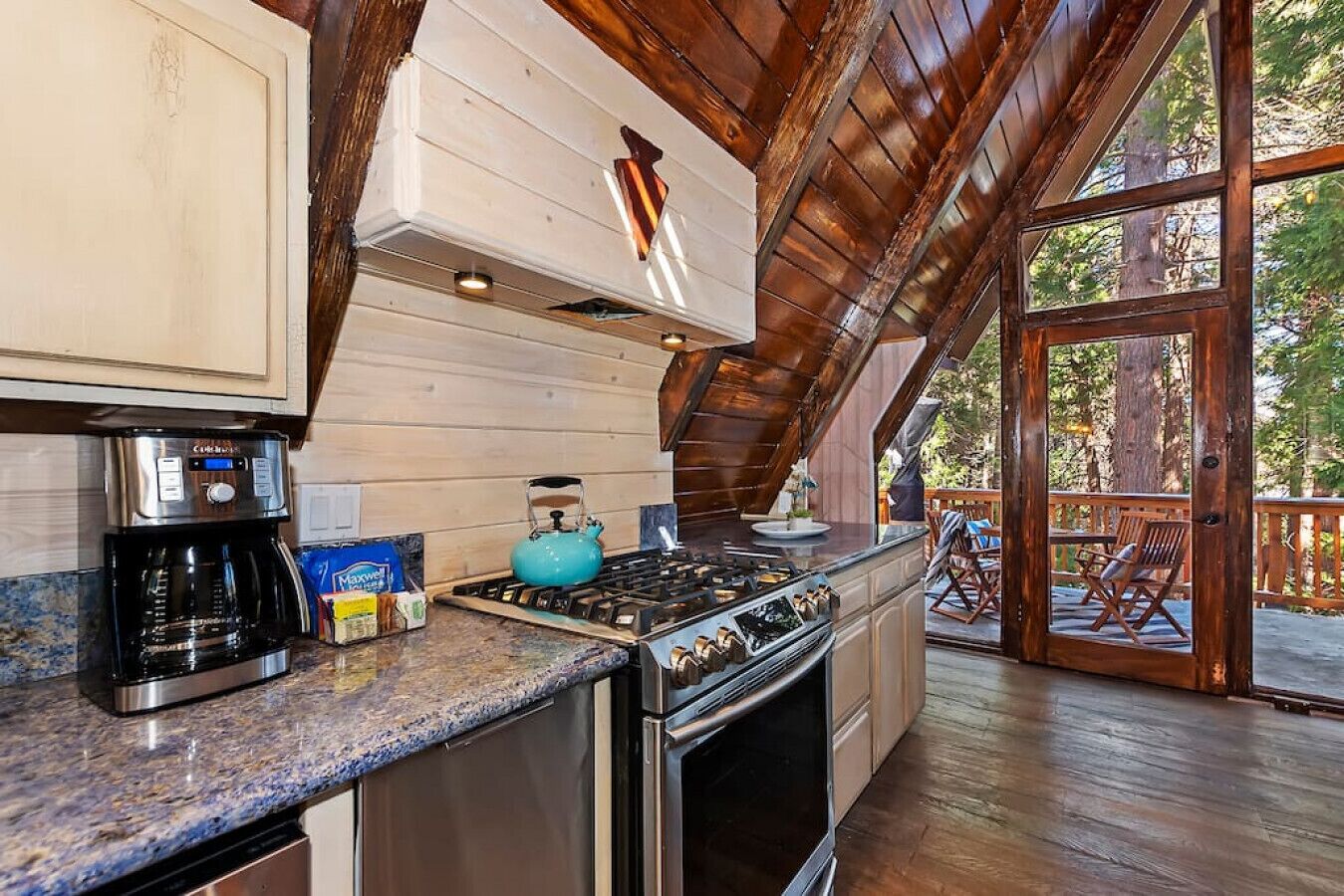 Lakes Edge Lodge A-frame steps away from the lake