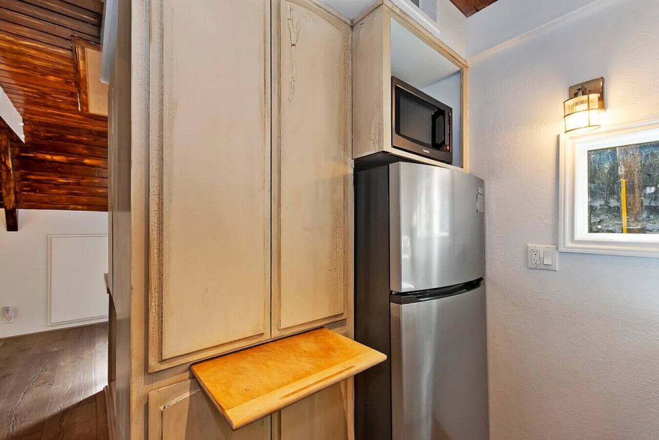 Lakes Edge Lodge A-frame steps away from the lake