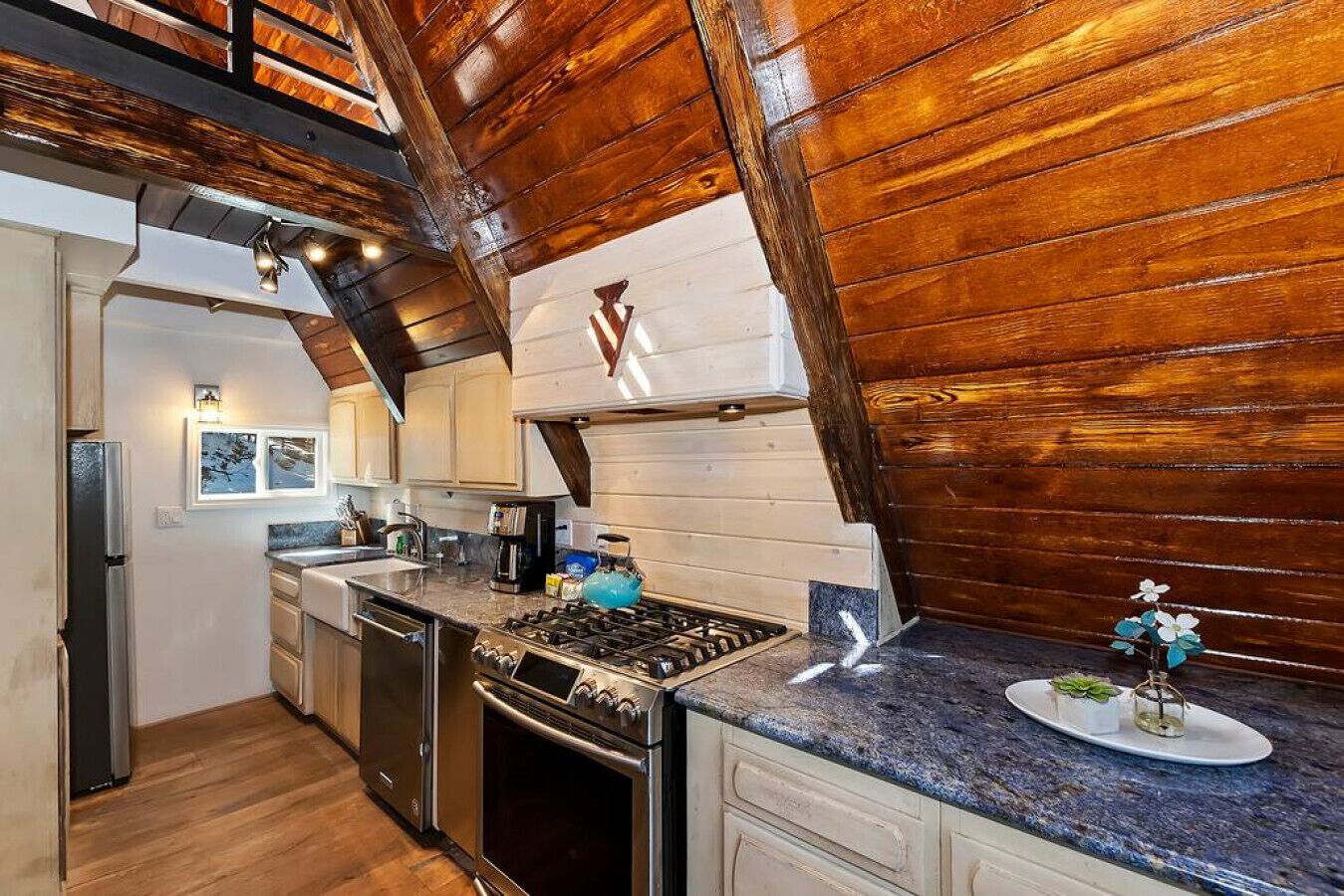 Lakes Edge Lodge A-frame steps away from the lake